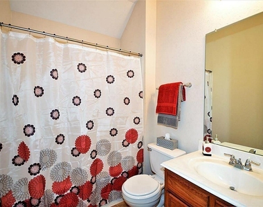 2608 Courtyard Lane - Photo Thumbnail 12