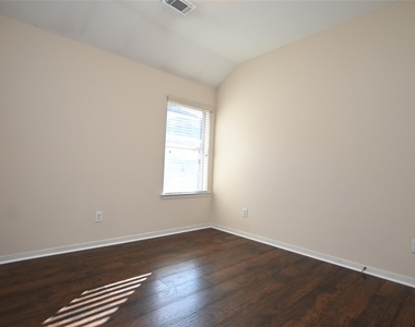 2608 Courtyard Lane - Photo Thumbnail 11