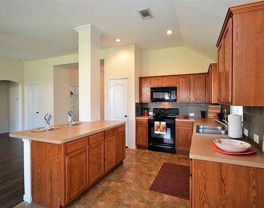 2608 Courtyard Lane - Photo Thumbnail 4