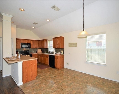 2608 Courtyard Lane - Photo Thumbnail 5