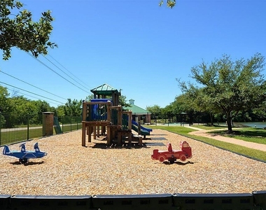 2608 Courtyard Lane - Photo Thumbnail 17
