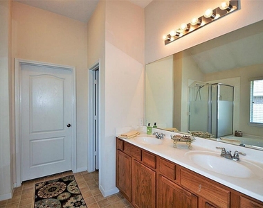 2608 Courtyard Lane - Photo Thumbnail 10