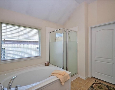 2608 Courtyard Lane - Photo Thumbnail 9