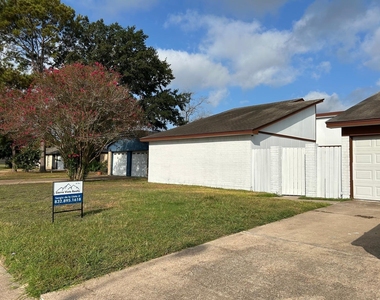 11311 Angelique Drive - Photo Thumbnail 4