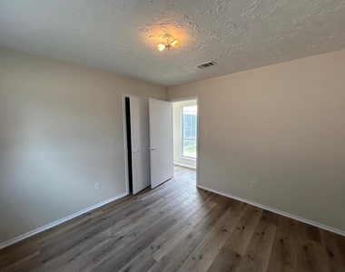 11311 Angelique Drive - Photo Thumbnail 7