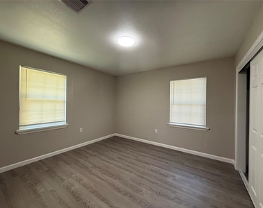 1415 Regal Street - Photo Thumbnail 6