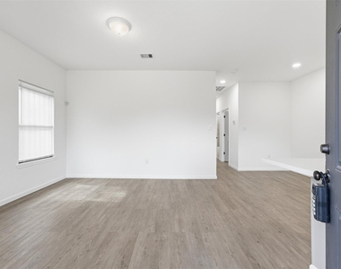 319 N Carolina Street - Photo Thumbnail 2