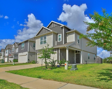 3902 Deledda Drive - Photo Thumbnail 2