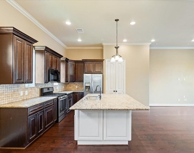 1518 Amundsen Street - Photo Thumbnail 12