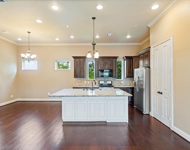 1518 Amundsen Street - Photo Thumbnail 13