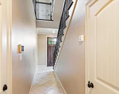 1518 Amundsen Street - Photo Thumbnail 3