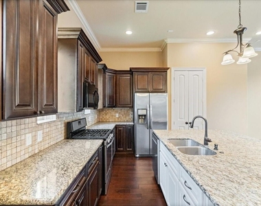 1518 Amundsen Street - Photo Thumbnail 17