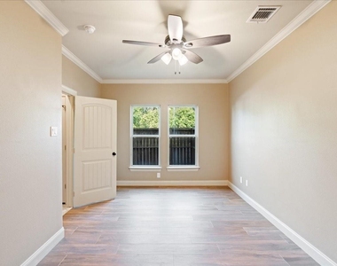 1518 Amundsen Street - Photo Thumbnail 4