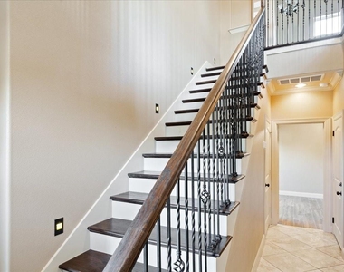 1518 Amundsen Street - Photo Thumbnail 2