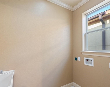 1518 Amundsen Street - Photo Thumbnail 35