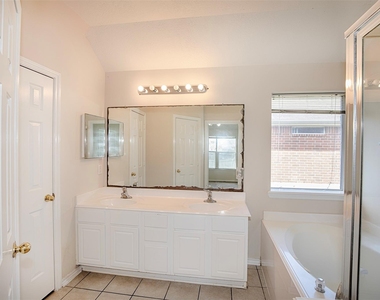 5008 Blanco Drive - Photo Thumbnail 13