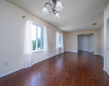 2411 Gunston Ct - Photo Thumbnail 7