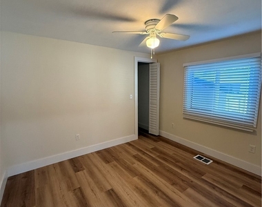 2112 Lxora Court E - Photo Thumbnail 6