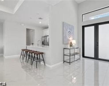 127 Chiquita Boulevard N - Photo Thumbnail 3