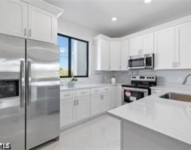 127 Chiquita Boulevard N - Photo Thumbnail 8