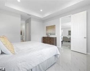 127 Chiquita Boulevard N - Photo Thumbnail 16