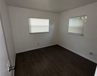 1919 Lillie Street - Photo Thumbnail 4