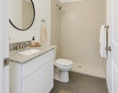 1106 Capri Street E - Photo Thumbnail 3