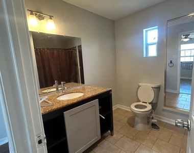 727 W 6th Unit 1 Street - Photo Thumbnail 9