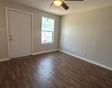 727 W 6th Unit 1 Street - Photo Thumbnail 4