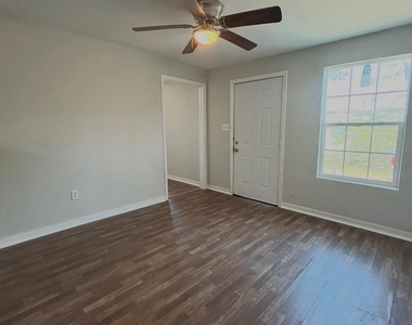 727 W 6th Unit 1 Street - Photo Thumbnail 3