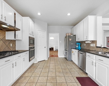 2507 Stonebury Lane - Photo Thumbnail 11
