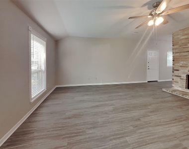 9214 Palm Shores Drive - Photo Thumbnail 2