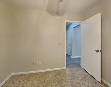 9214 Palm Shores Drive - Photo Thumbnail 12