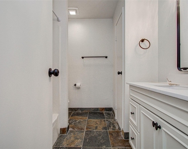 15309 Kingfield Drive - Photo Thumbnail 3