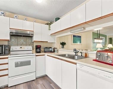 3062 Sandpiper Bay Circle - Photo Thumbnail 12