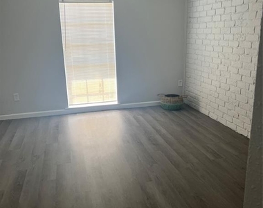 12151 Sharpview Drive - Photo Thumbnail 4