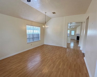 6815 Stratford Park Drive - Photo Thumbnail 5