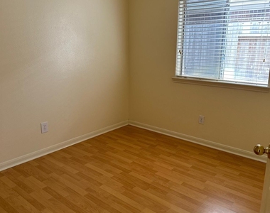 6815 Stratford Park Drive - Photo Thumbnail 10