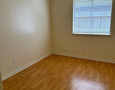 6815 Stratford Park Drive - Photo Thumbnail 9