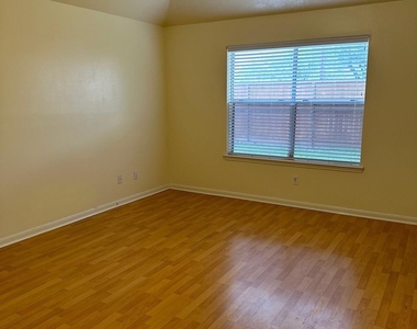 6815 Stratford Park Drive - Photo Thumbnail 6