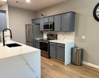 220 W 1st Street - Photo Thumbnail 3