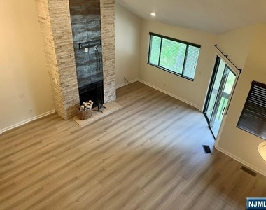 246 Mulberry - Photo Thumbnail 3