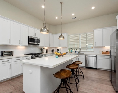2124 Francis Street - Photo Thumbnail 7