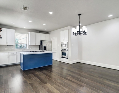1224 Delano Street - Photo Thumbnail 5