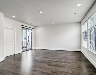 1224 Delano Street - Photo Thumbnail 7