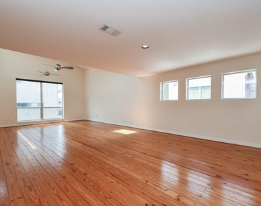 824 Robin Street - Photo Thumbnail 3