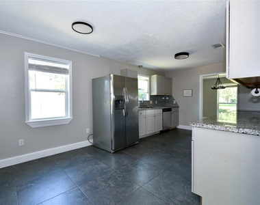 1126 Robert Street - Photo Thumbnail 5
