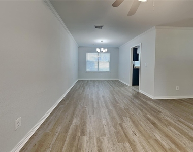 4012 Cedarwood Drive - Photo Thumbnail 3