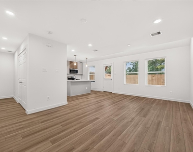 2714 Discovery Trails Court - Photo Thumbnail 6