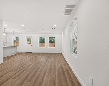 2714 Discovery Trails Court - Photo Thumbnail 4